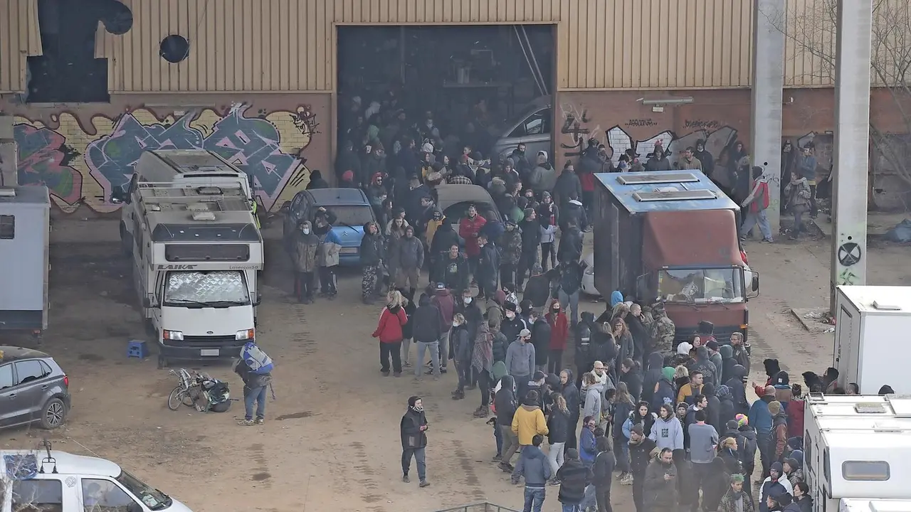 Desalojo de la &lsquo;rave&rsquo; que se celebraba desde la noche de fin de a&ntilde;o en Llinars del Vall&egrave;s. / E. PRESS