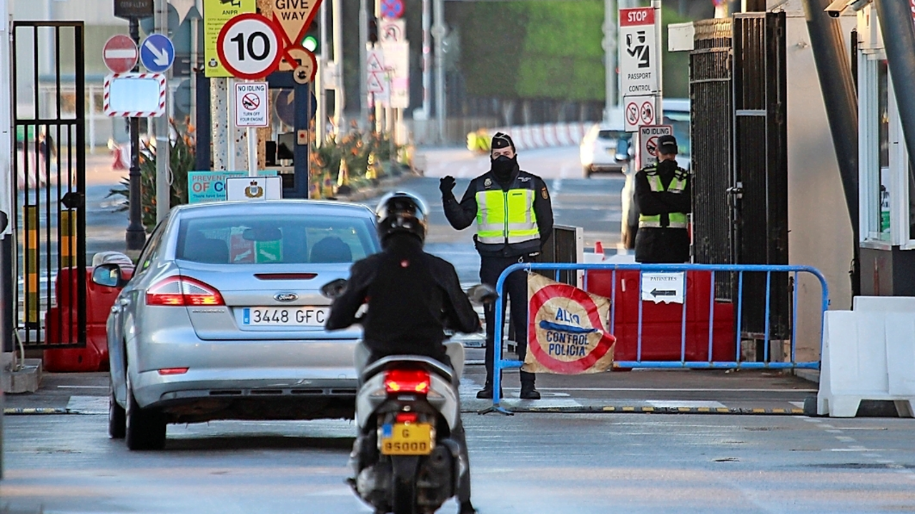 Agentes de la Polic&iacute;a Nacional controlan el acceso de veh&iacute;culos en Gibraltar
/ A. CARRASCO RAGEL
