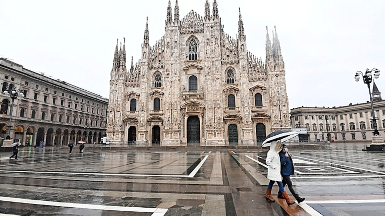 La plaza del Duomo en Mil&aacute;n totalmente vac&iacute;a por las restricciones. / EfE