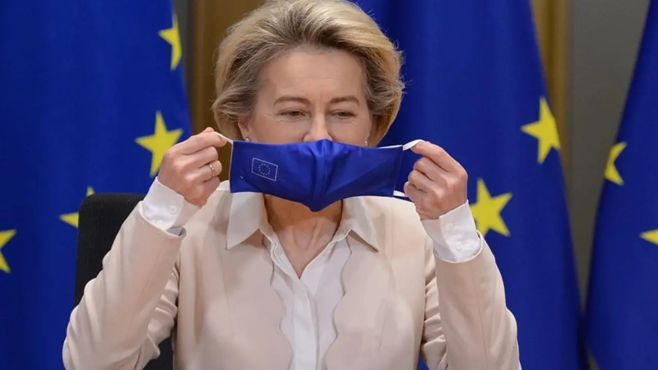 La presidenta de la Comisi&oacute;n Europea, Ursula von der Leyen, se pone la m&aacute;scara despu&eacute;s de firmar el acuerdo comercial de Brexit que entrar&aacute; en vigor el 1 de enero de 2021, en Bruselas, B&eacute;lgica, el 30 de diciembre de 2020. (B&eacute;lgica, Reino Unido, Bruselas) EFE/EPA/JOHANNA GERON / POOL