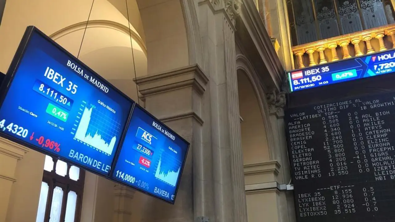 La Bolsa espa&ntilde;ola ha cerrado con una subida del 0,47 % y por encima de los 8.100 puntos la sesi&oacute;n de Nochebuena, m&aacute;s corta de lo habitual y con menos volumen de negociaci&oacute;n, y en la que los inversores han estado a la espera de un anuncio sobre el acuerdo del Brexit. EFE/Ana Bornay