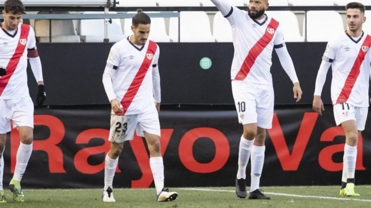 Bebe, del Rayo Vallecano, celebra la victoria en el derbi ante el Alcorc&oacute;n