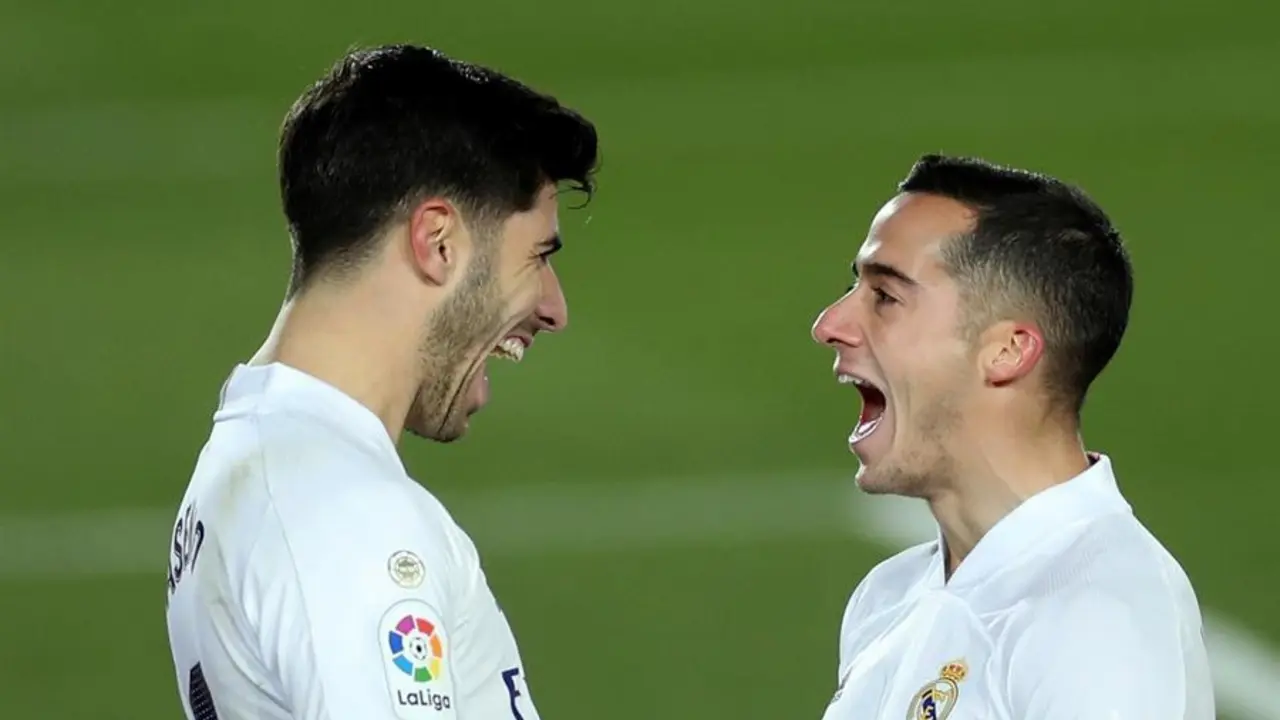 Los jugadores del Real Madrid, Marco Asensio (i) y Lucas V&aacute;zquez, celebran el segundo gol del equipo madridista durante el encuentro correspondiente a la decimos&eacute;ptima jornada de primera divisi&oacute;n que disputan esta noche frente al Celta de Vigo en el estadio Alfredo Di St&eacute;fano, en Madrid. EFE / Emilio Naranjo.