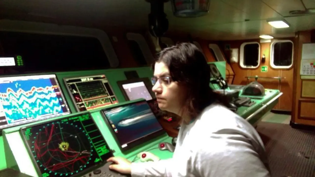 Lidia Gonz&aacute;lez, oficial de puente en buques de altura en aguas internacionales, trabaja en un barco de bajura de Cangas, con base en Vigo. Las mujeres espa&ntilde;olas se abren paso en profesiones vinculadas a la pesca, la acuicultura o la investigaci&oacute;n marina, y en los &uacute;ltimos a&ntilde;os aumentan su visibilidad en un mundo tradicionalmente masculino. EFE/Lidia Gonz&aacute;lez SOLO USO EDITORIAL/SOLO DISPONIBLE PARA ILUSTRA LA NOTICIA QUE ACOMPA&Ntilde;A
