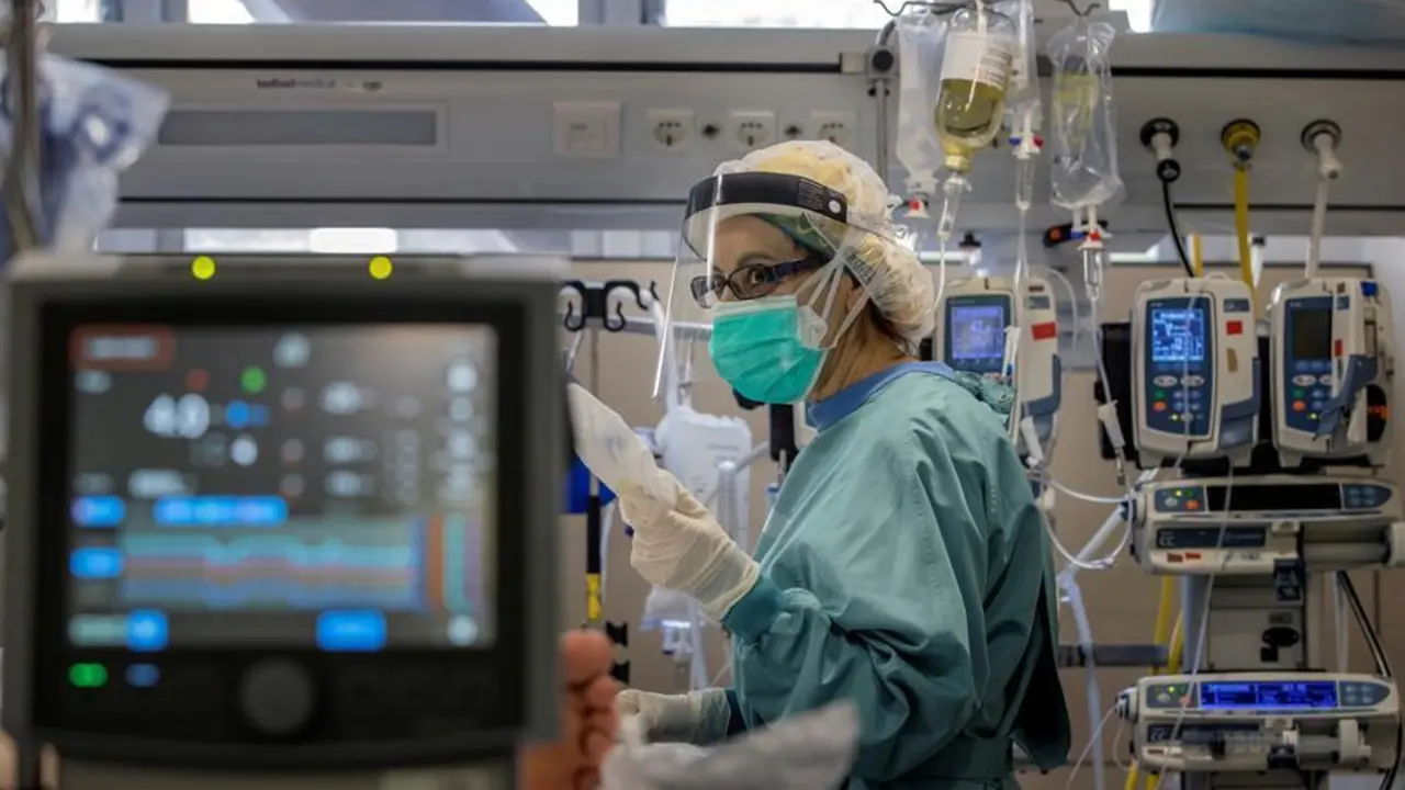 Una profesional sanitaria trabaja en la UCI del Hospital Vall d'Hebron de Barcelona. EFE/Alberto Est&eacute;vez/Archivo
