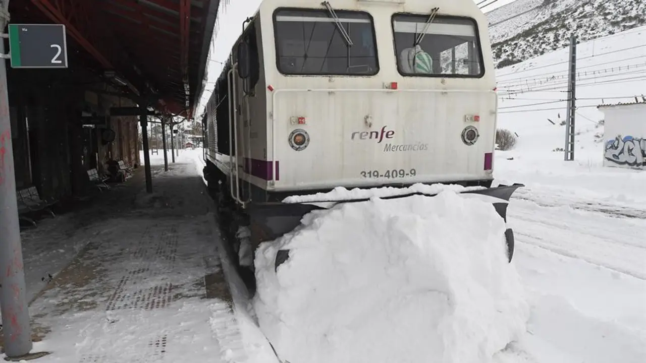 Vista de la nieve ca&iacute;da en Busdongo, Le&oacute;n, este domingo. Cinco puertos de la red regional de carreteras permanecen cerrados al tr&aacute;fico tras las nevadas ca&iacute;das en las &uacute;ltimas horas y otros veinte altos de monta&ntilde;a requieren del uso de cadenas para circular, seg&uacute;n informa el 112-Asturias. EFE/J.Casares