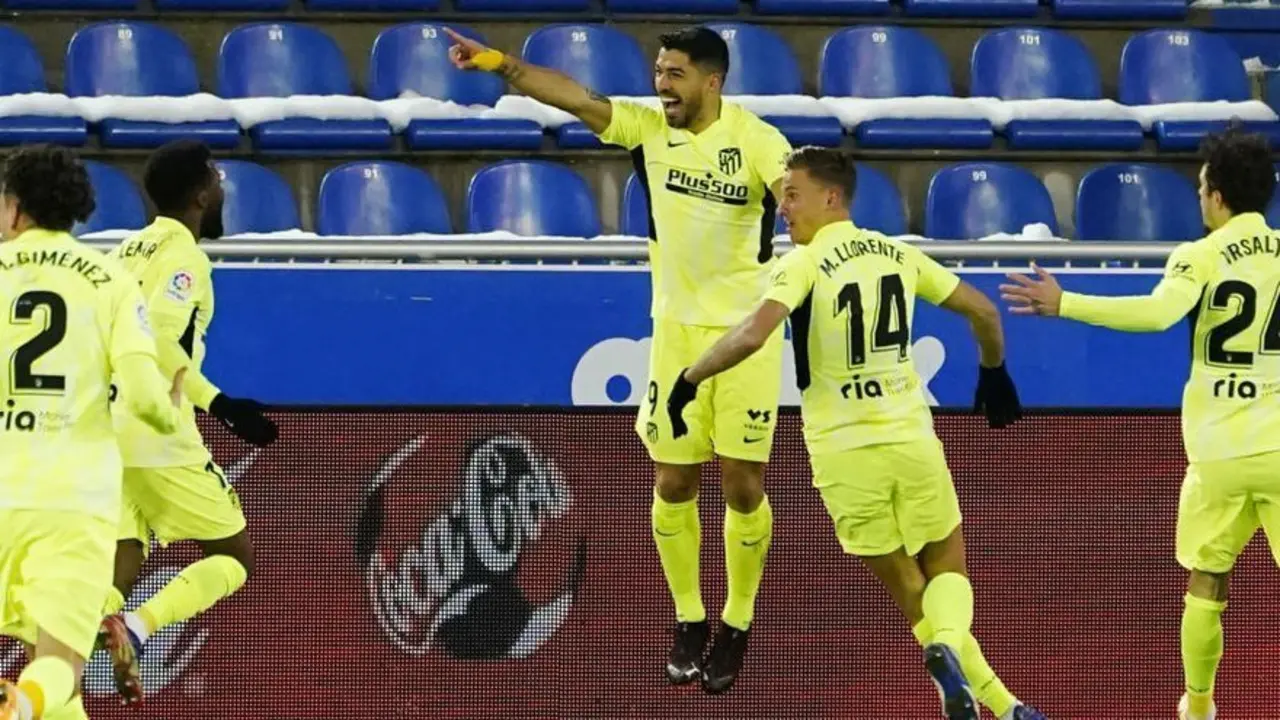 Luis Su&aacute;rez celebra el tanto de la victoria ante el Alav&eacute;s.