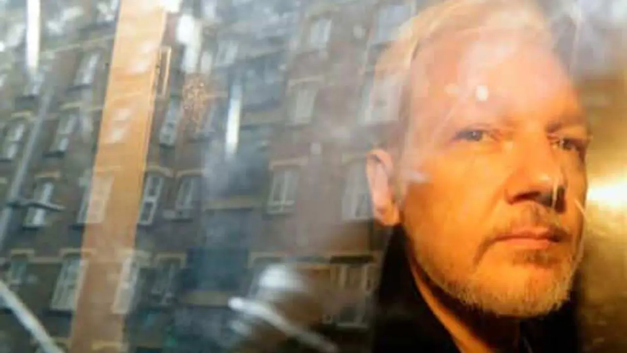 Julian Assange es llevado a la corte en Londres en 2019. (Matt Dunham/AP)