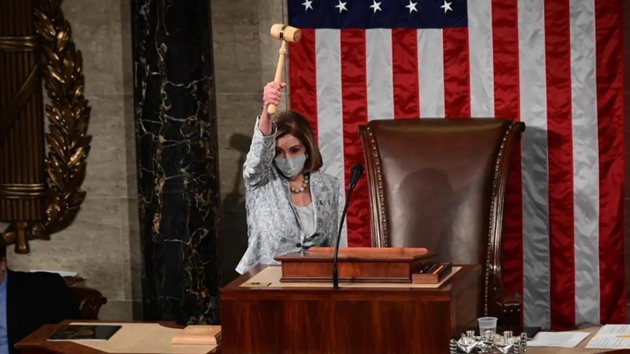 La Presidenta de la C&aacute;mara de Representantes de EE.UU., Nancy Pelosi, empu&ntilde;a el mazo del Presidente despu&eacute;s de ser reelegida como Presidenta y de prepararse para jurar a los miembros de la 117&ordf; C&aacute;mara de Representantes en Washington, EE.UU., el 3 de enero de 2021. (Estados Unidos) EFE/EPA/ERIN SCOTT / POOL