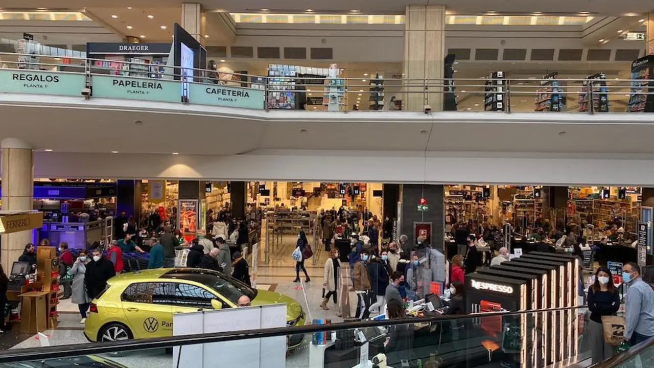 Vista del interior del centro comercial El Corte Ingles en Santander. / Alerta