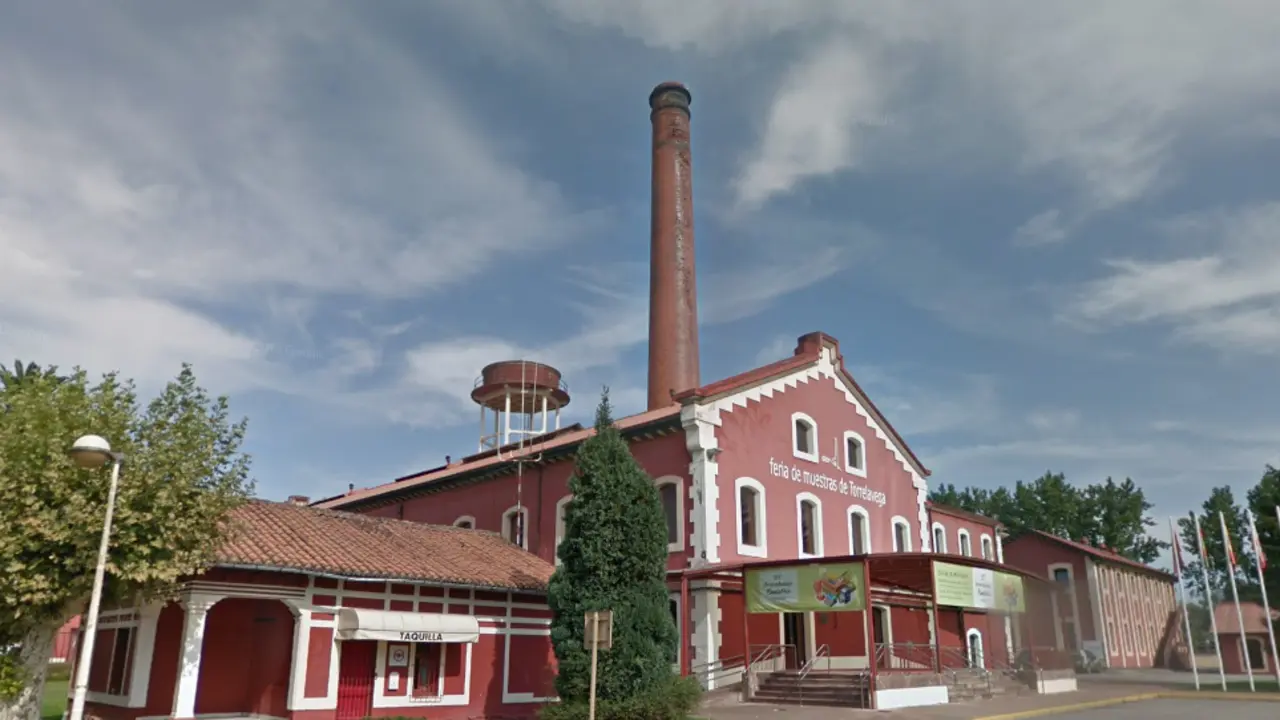 Vista del edificio de La Lechera en Torrelavega. / ALERTA