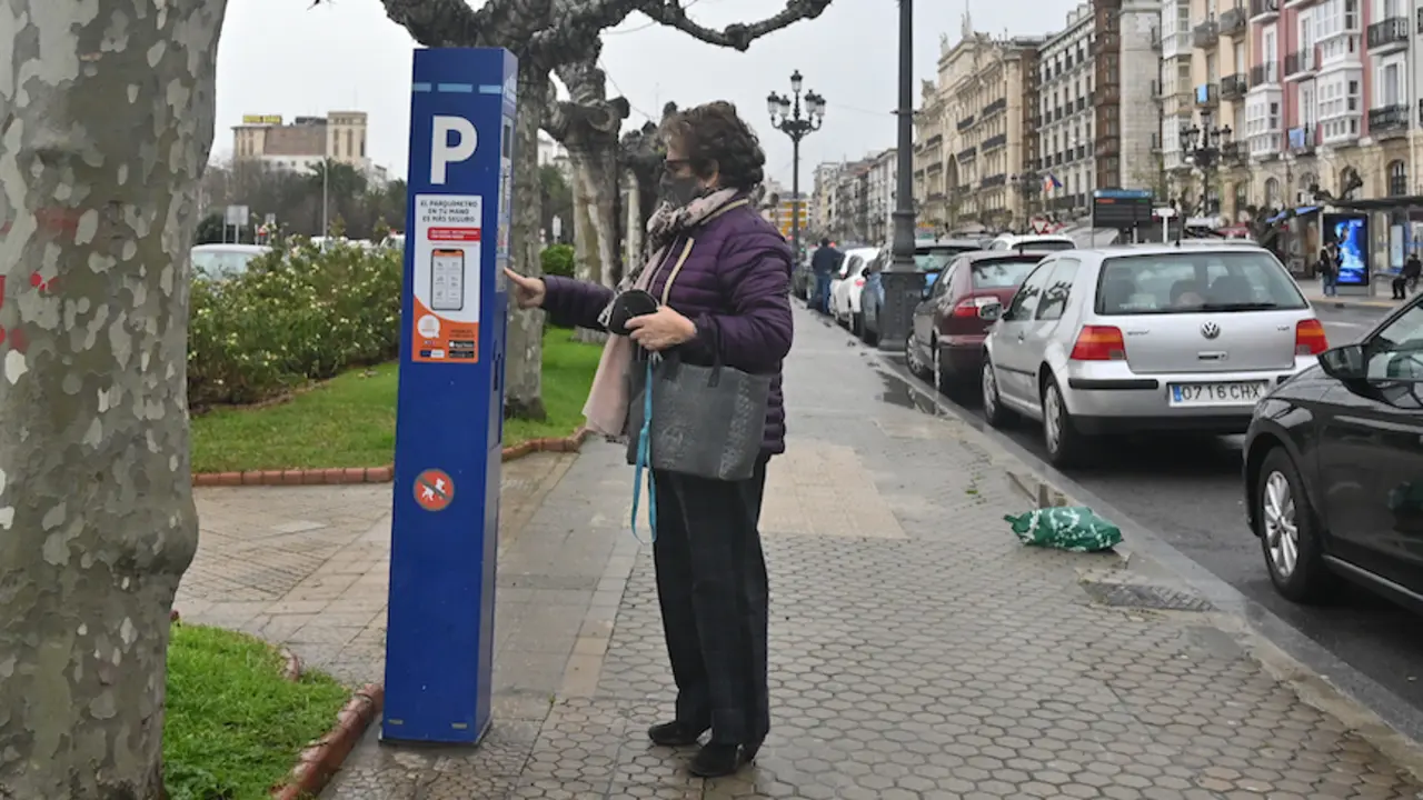 Una persona recoge su ticket de la ola en el Paseo Pereda de Santander. / ALERTA