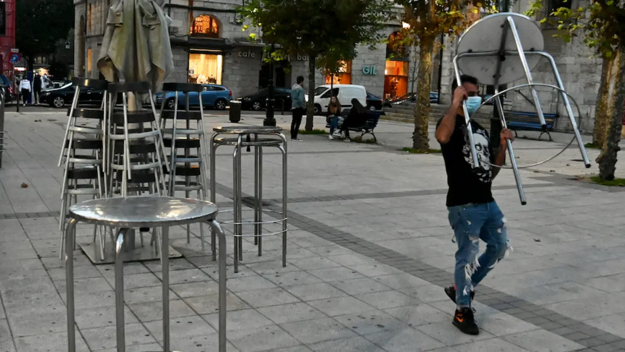 Una persona coloca las mesas en la plaza de Ca&ntilde;ad&iacute;o en Santander. / Hardy
