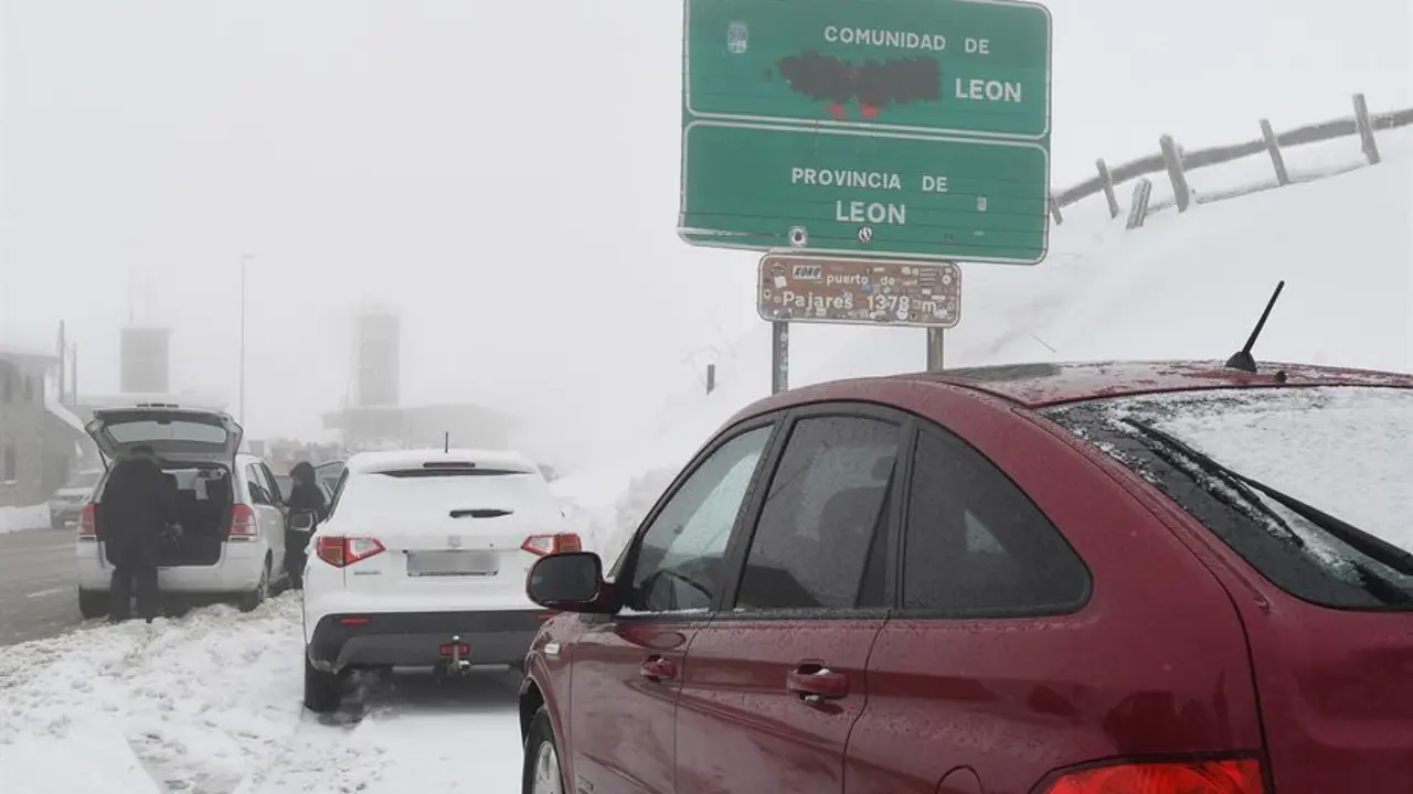 Vista de los coches en el Alto del Puerto de Pajares (Le&oacute;n) este domingo, que est&aacute; cerrado para veh&iacute;culos pesados mientras que los turismo pueden circular con cadenas o neum&aacute;ticos especiales de invierno por culpa del temporal de nieve y fr&iacute;o. EFE/J.Casares