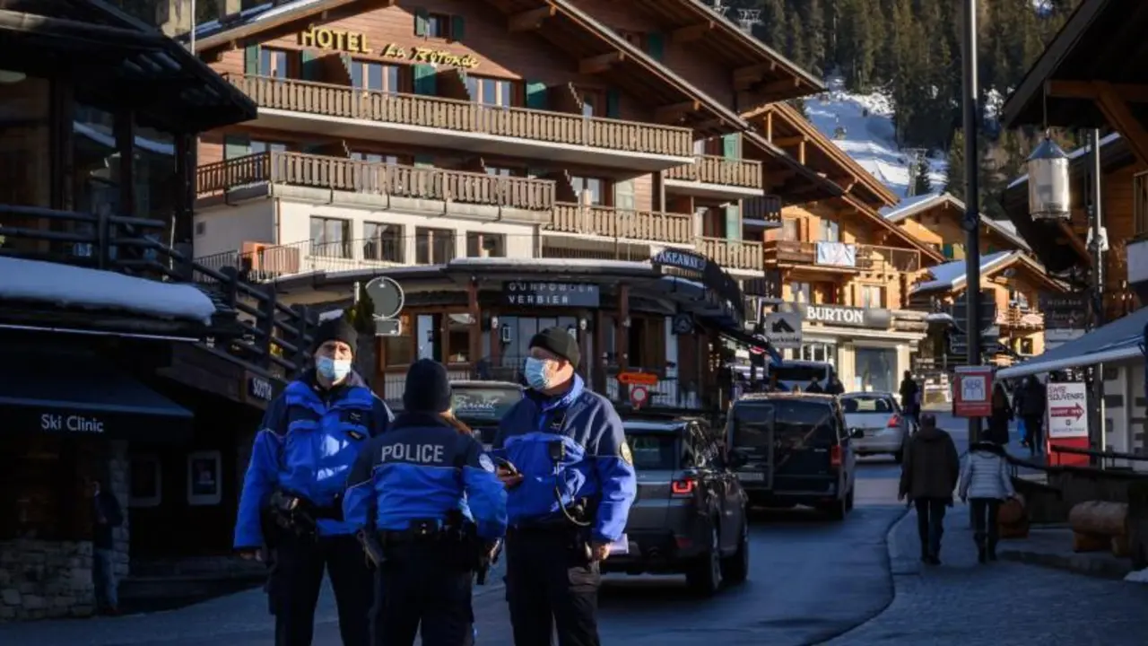 Agentes de polic&iacute;a en la estaci&oacute;n alpina de Verbier, frecuentada por turistas brit&aacute;nicos, el 22 de diciembre Fabrice Coffrini/AFP
