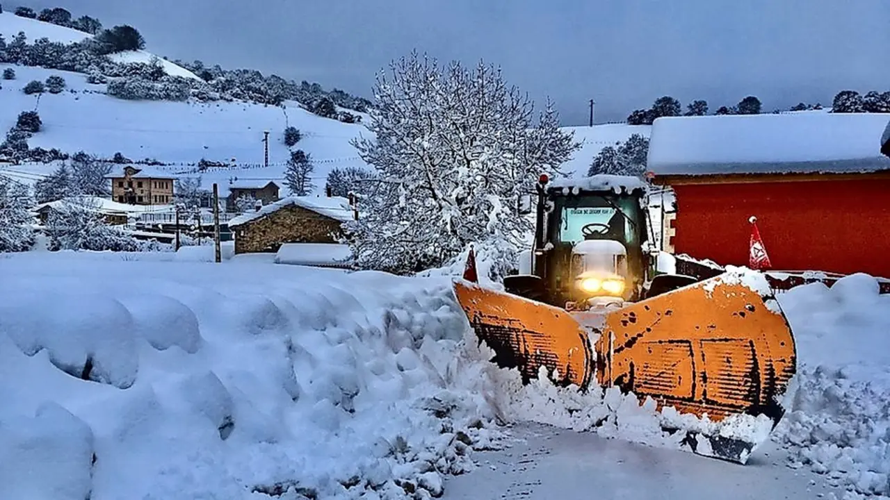 La nieve ha ca&iacute;do con notable intensidad en toda la comarca campurriana y en muchos pueblos las quitanieves han tenido que trabajar a destajo. / Queimadelos