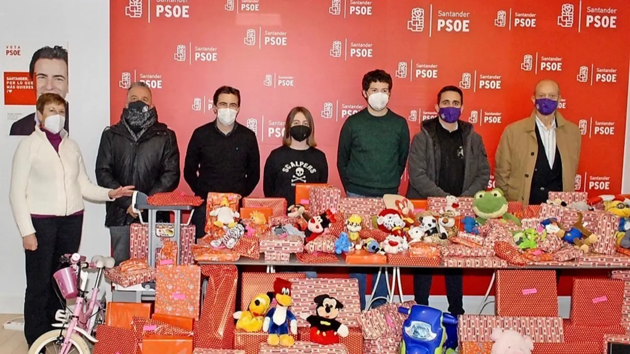 Representantes socialistas con los juguetes. / ALERTA