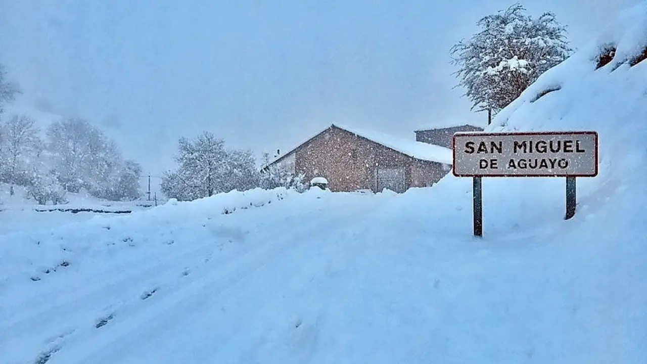 Entrada a San Miguel de Aguayo totalmente cubierta por la nieve tras las copiosas nevadas de los &uacute;ltimos d&iacute;az. / Queimadelos