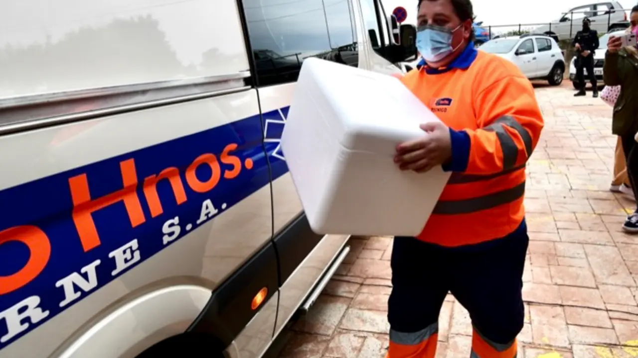 Un sanitario traslada las vacunas. / HARDY