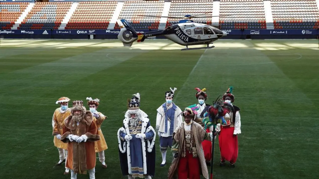 Los Reyes Magos de Oriente han llegado en helic&oacute;ptero al estadio El Sadar de Pamplona, fieles a su cita con los m&aacute;s peque&ntilde;os en esta fecha tan especial para los ni&ntilde;os y ni&ntilde;as de Navarra. EFE/Jes&uacute;s Diges