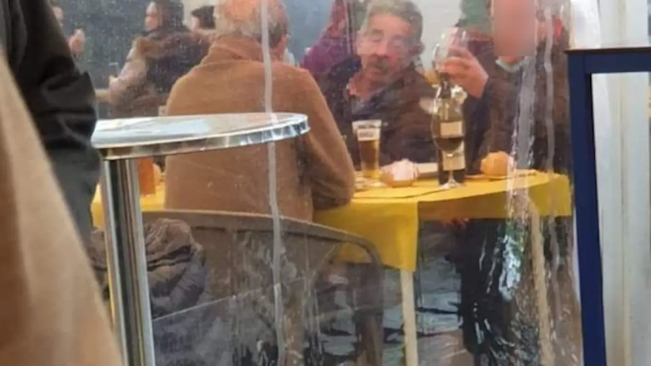 Miguel &Aacute;ngel Revilla el d&iacute;a 31 junto a L&oacute;pez Marcano (PRC, exconsejero, apartado de la pol&iacute;tica por esc&aacute;ndalos de corrupci&oacute;n) en un local de hosteler&iacute;a sin mascarilla o distancia de seguridad.
