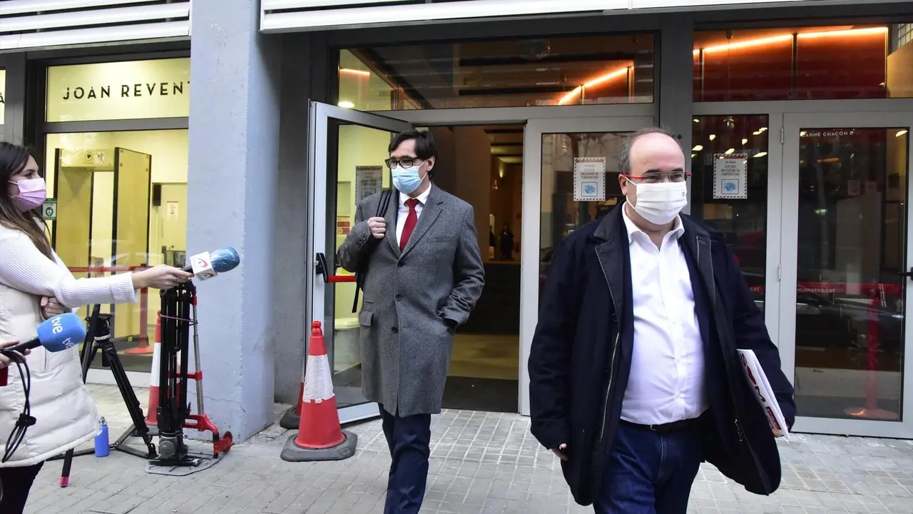 El ministro de Sanidad, Salvador Illa (i), y el primer secretario del PSC, Miquel Iceta (d), salen de la sede del PSC Catalunya