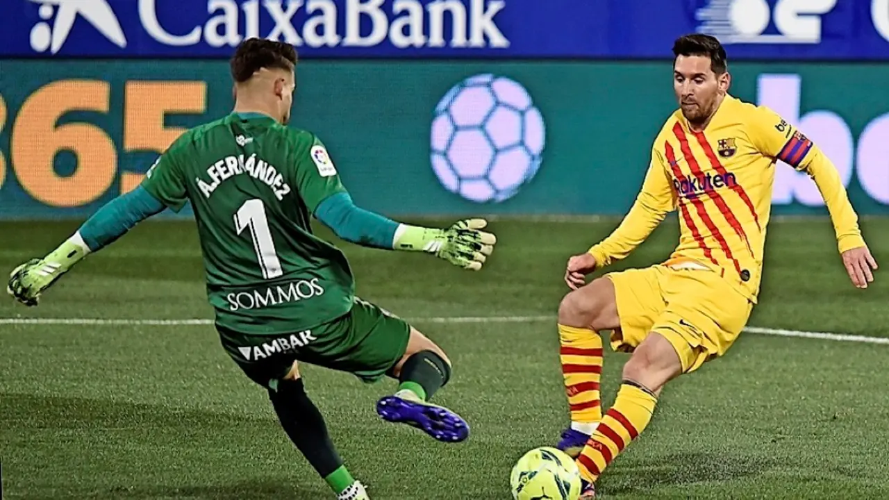 Leo Messi ante el guardameta &Aacute;lvaro Fern&aacute;ndez en el &uacute;ltimo partido de Liga disputado ante el Huesca. / EFE