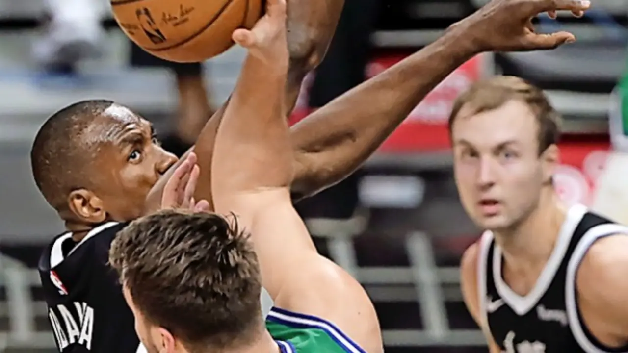 Doncic trata de encestar ante la oposici&oacute;n de Ibaka. / EFE