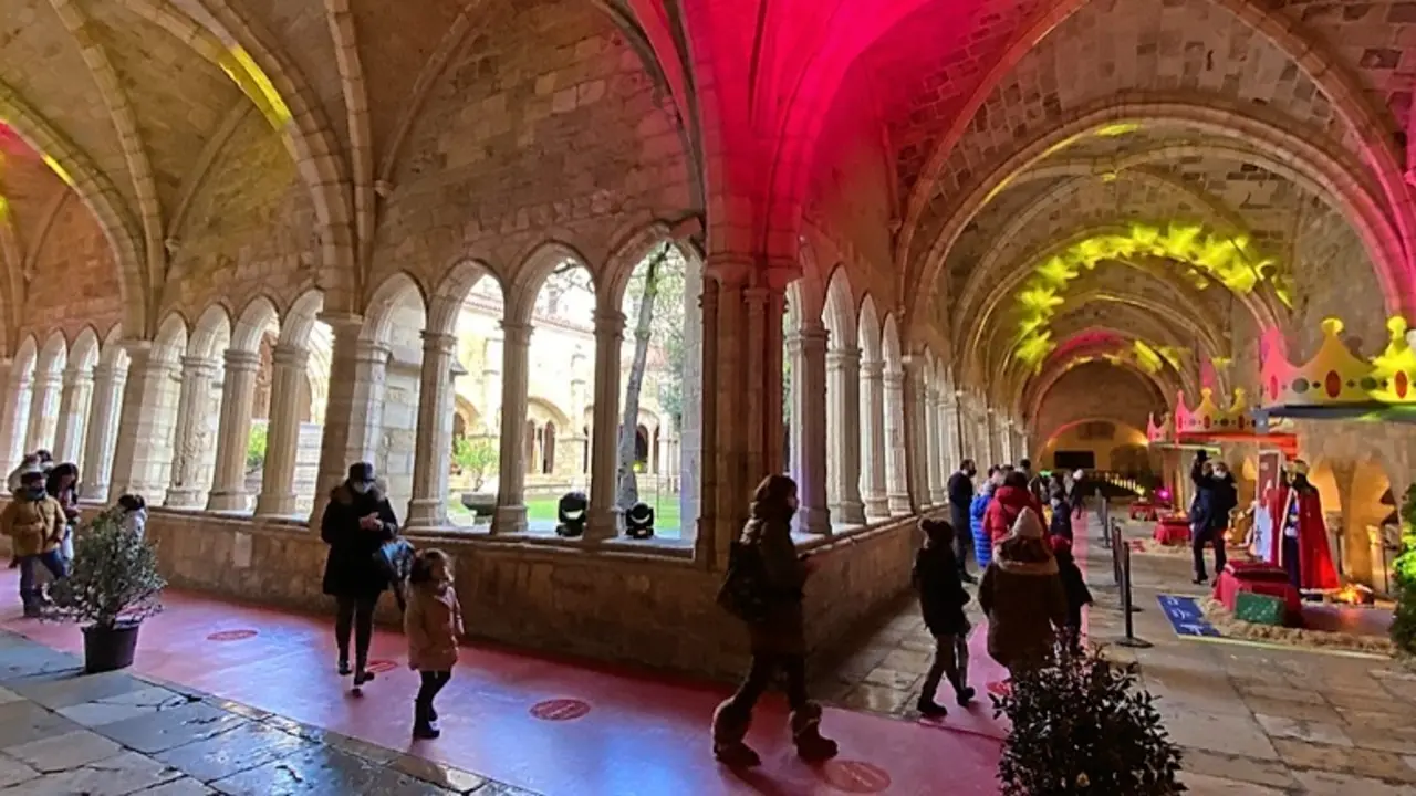 Aspecto que presentaba ayer el claustro de la Catedral de Santander con motivo de la recepci&oacute;n de los Reyes Magos a los ni&ntilde;os de la capital. / Hardy