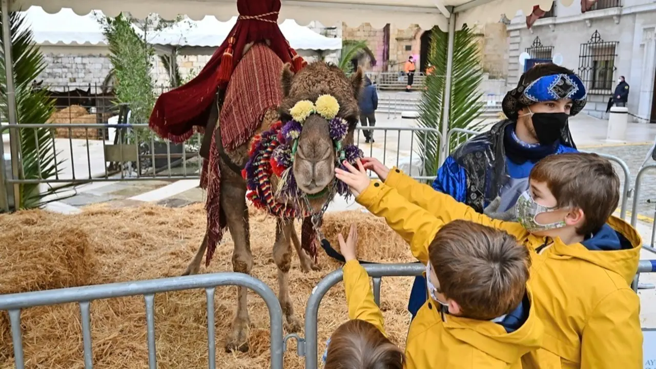 050121 SANTANDER
NI&Ntilde;OS VISITANDO A LOS REYES MAGOS
FOTO NACHO CUBERO

