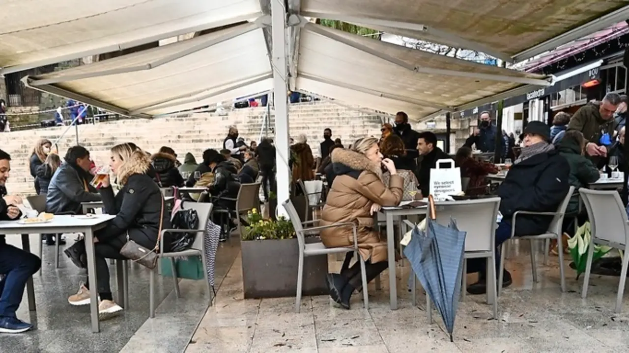 Vista de varias personas en una terraza hostelera en Santander en el d&iacute;a de ayer. / HARDY