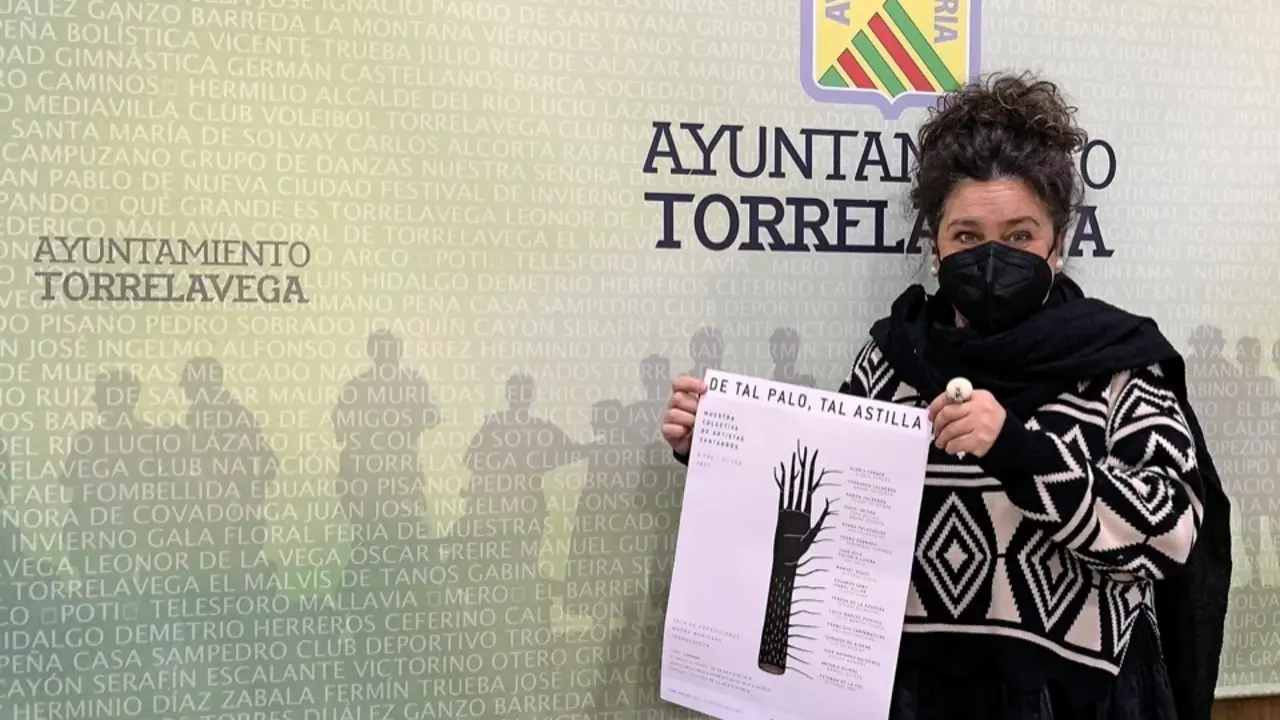 La concejala de Cultura, Esther V&eacute;lez, con el cartel de la exposici&oacute;n. / ALERTA