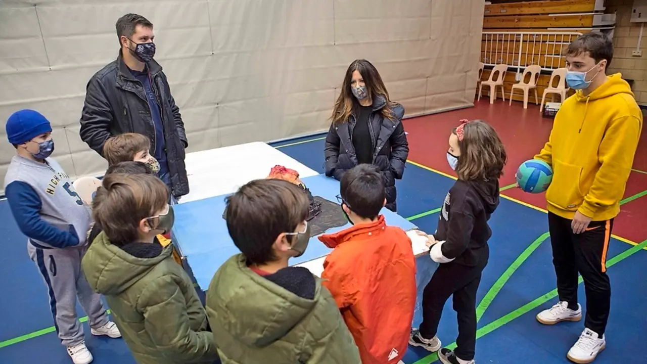 La concejala Jennifer G&oacute;mez con algunos de los ni&ntilde;os participantes en el programa de conciliaci&oacute;n. / ALERTA