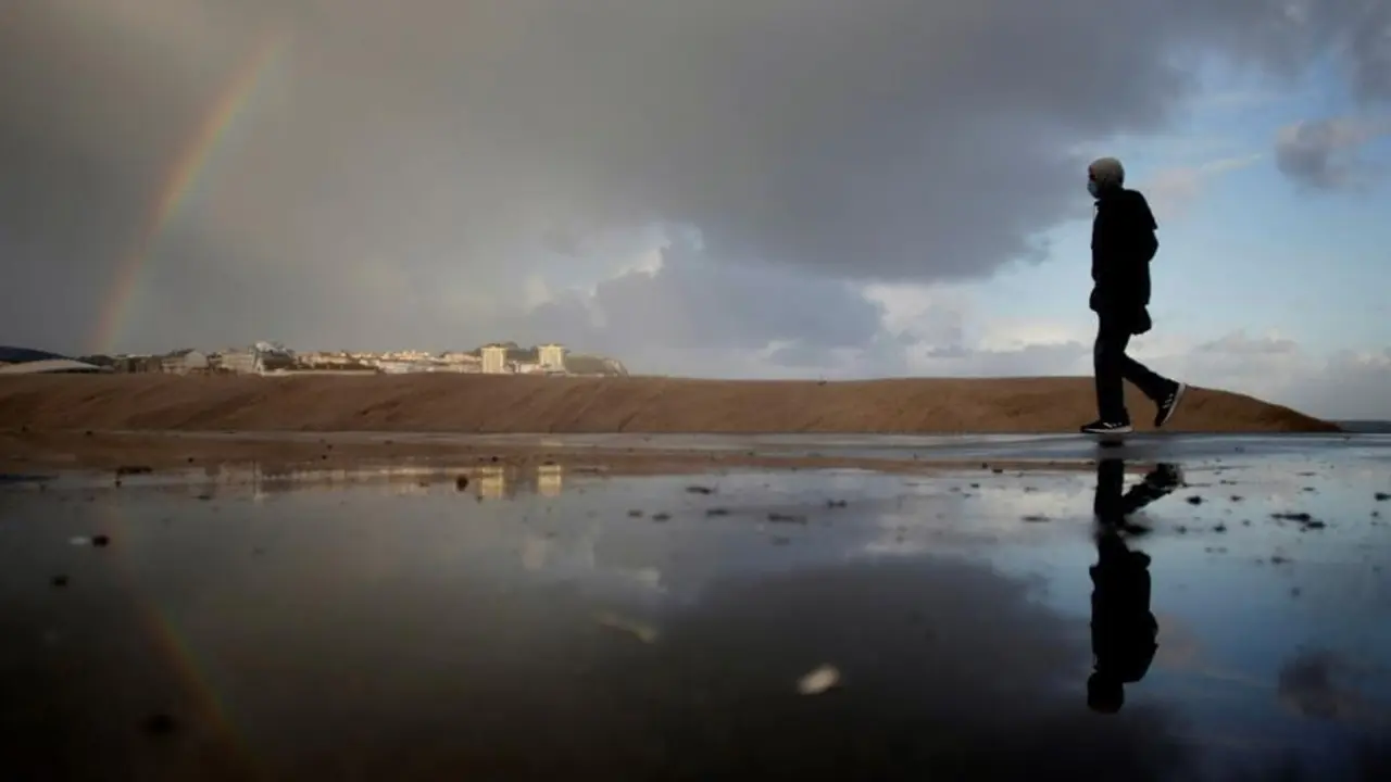 Un hombre caminaba este martes por el paseo mar&iacute;timo de A Coru&ntilde;a. La borrasca atl&aacute;ntica "Bella" que durante las &uacute;ltimas horas ha afectado con fuerza a la pen&iacute;nsula comienza a alejarse aunque todav&iacute;a 12 comunidades siguen en alerta, 4 de ellas en naranja por nevadas y mala mar, informa la Agencia Estatal de Meteorolog&iacute;a (Aemet). EFE/ Cabalar