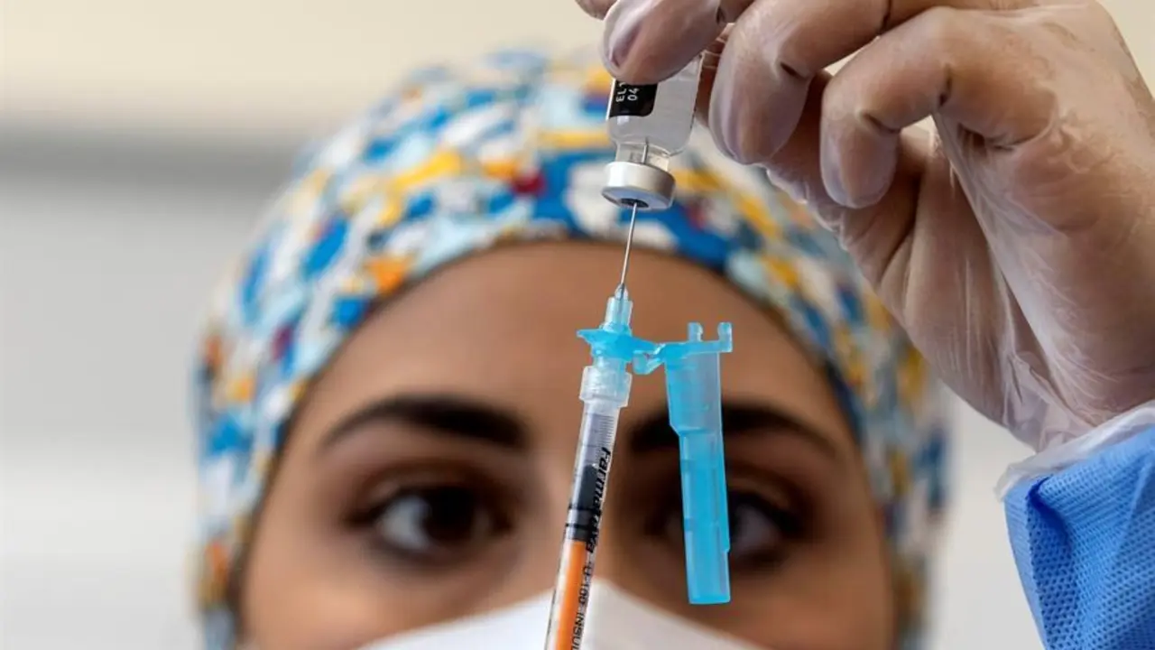 Una empleada sanitaria lleva a cabo el proceso de vacunaci&oacute;n para los empleados del hospital San Filippo Neri de Roma (Italia). EFE/ Massimo Percossi