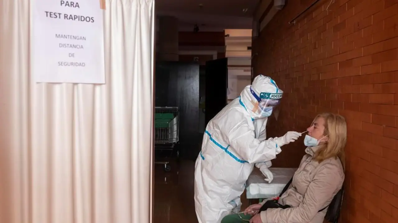Una enfermera del centro de salud de Santomera (Murcia) realiza una PCR a una a mujer, este martes. EFE/Marcial Guill&eacute;n