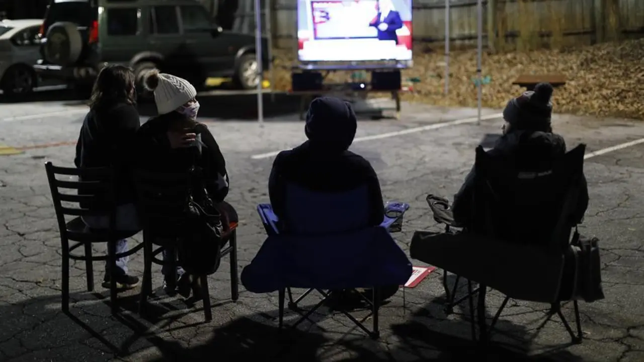 La gente ve los resultados de las elecciones despu&eacute;s de que las urnas cerraron en el estacionamiento de Manuel's Tavern en Atlanta, Georgia, EE.UU., 05 de enero 2021. El senador republicano David Perdue se postula contra el dem&oacute;crata Jon Ossoff y el senador republicano Kelly Loeffler se postula contra el reverendo dem&oacute;crata Raphael Warnock en la segunda vuelta del 5 de enero de 2021. (Estados Unidos) EFE/EPA/ERIK S. LESSER

Traducci&oacute;n realizada con la versi&oacute;n gratuita del traductor www.DeepL.com/Translator