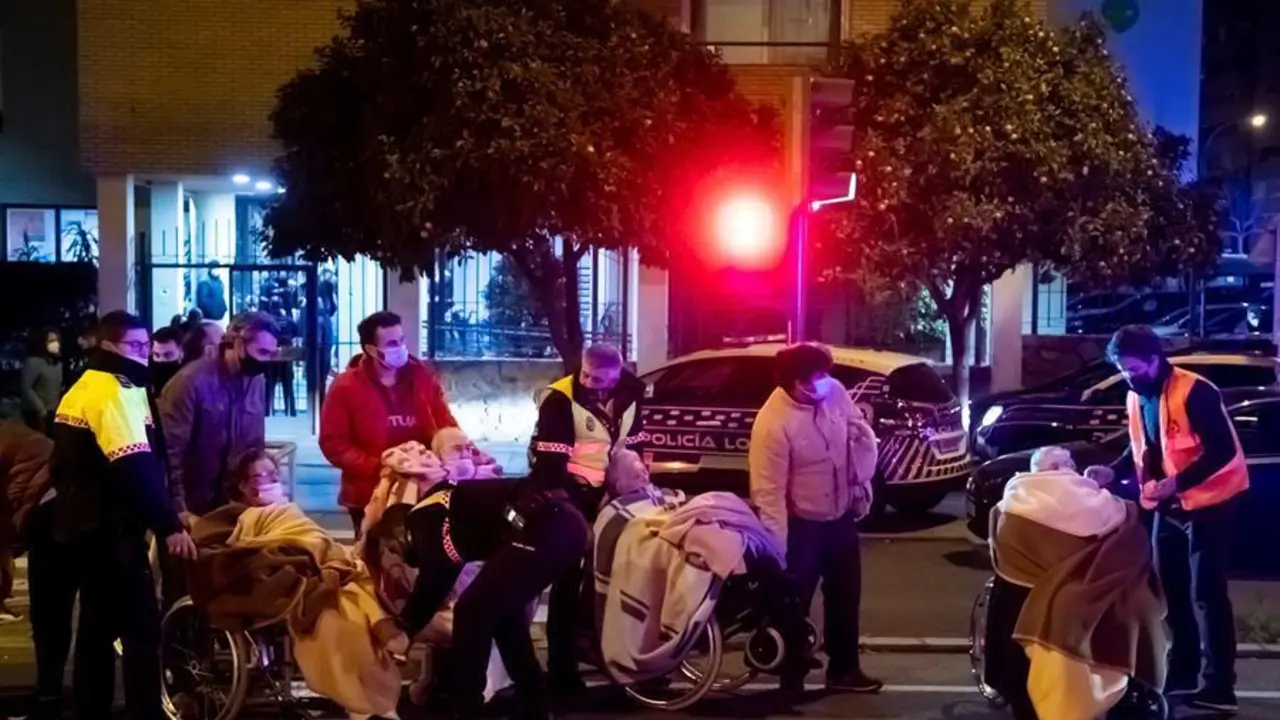 El Ayuntamiento de Sevilla ha trasladado esta noche al pabell&oacute;n polideportivo San Pablo a los 68 ancianos evacuados con heridas leves o ilesos tras el incendio de la residencia en la que viven, en el que ha muerto una mujer de 80 a&ntilde;os y tres personas m&aacute;s han resultado heridas graves y hospitalizadas. EFE/Ra&uacute;l Caro