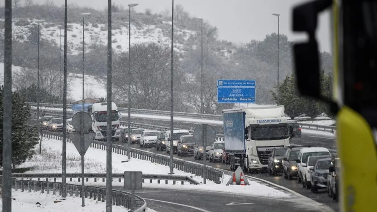 La A-67 en Cantabria se ha cerrado al tr&aacute;fico para veh&iacute;culos pesados por la nieve y los turismos han de circular con cadenas o neum&aacute;ticos de invierno, mientras que adem&aacute;s en la regi&oacute;n est&aacute;n bloqueados seis puertos. EFE/ Pedro Puente Hoyos