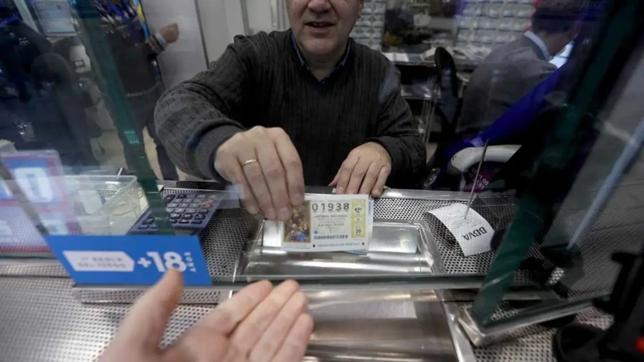 Un cliente compra loter&iacute;a del ni&ntilde;o en una administraci&oacute;n en Bilbao. EFE/LUIS TEJIDO/Archivo
