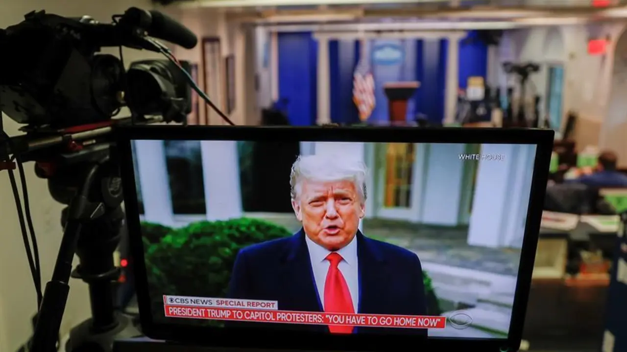 El Presidente de los Estados Unidos Donald J. Trump es visto haciendo comentarios a trav&eacute;s de Twitter sobre la violencia en el Capitolio de los Estados Unidos en una pantalla de televisi&oacute;n en la sala de prensa de Brady en la Casa Blanca en Washington, DC, EE.UU., 06 de enero 2021. Varios grupos de partidarios de Trump han irrumpido en el Capitolio de EE.UU. y se han amotinado mientras el Congreso se prepara para reunirse y certificar los resultados de las elecciones presidenciales de EE.UU. del 2020. (Estados Unidos) EFE/EPA/SHAWN THEW

Traducci&oacute;n realizada con la versi&oacute;n gratuita del traductor www.DeepL.com/Translator