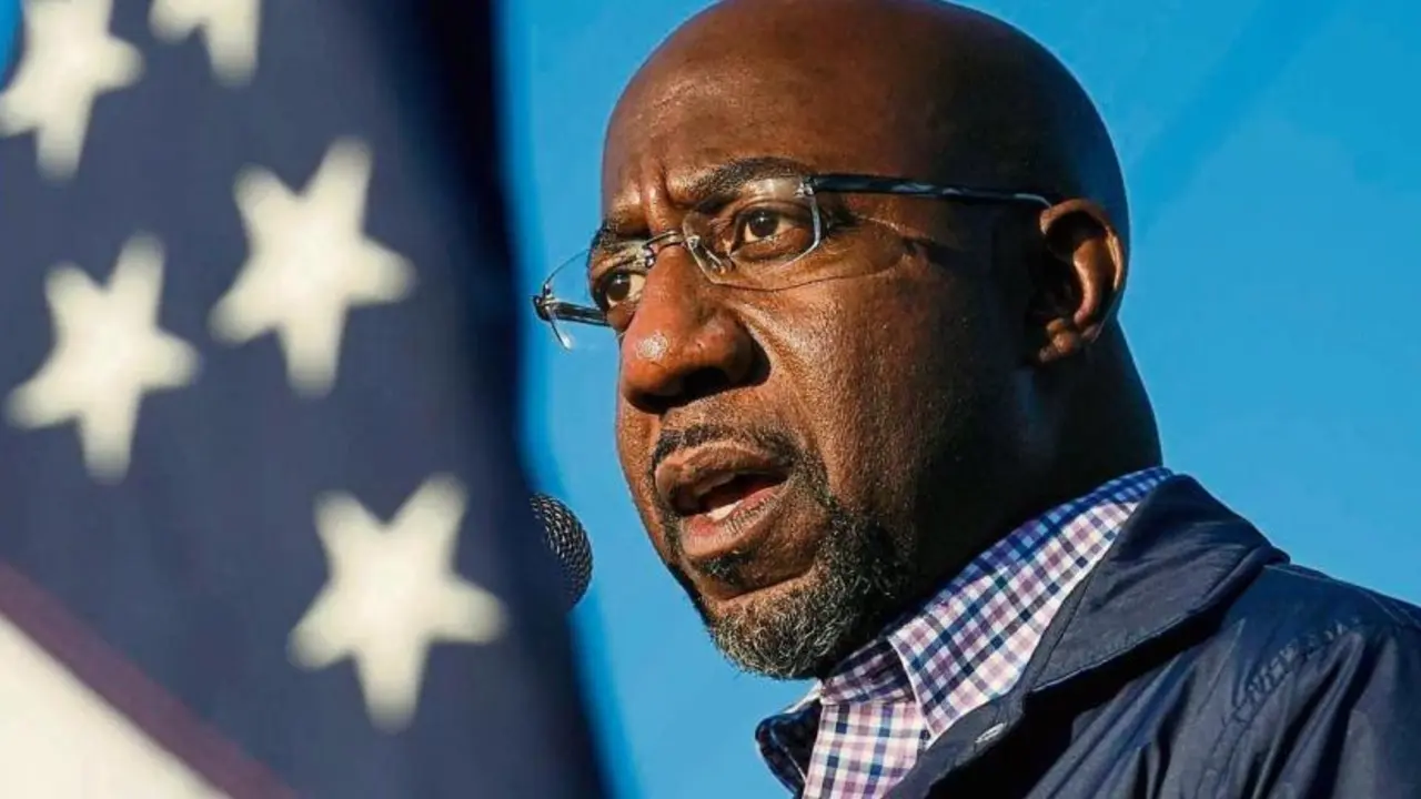 El candidato dem&oacute;crata al Senado de EEUU por el estado de Georgia, Raphael Warnock en una alocuci&oacute;n en su canal de YouTube. EFE/EPA/RAPHAEL WARNOCK VIA YOUTUBE