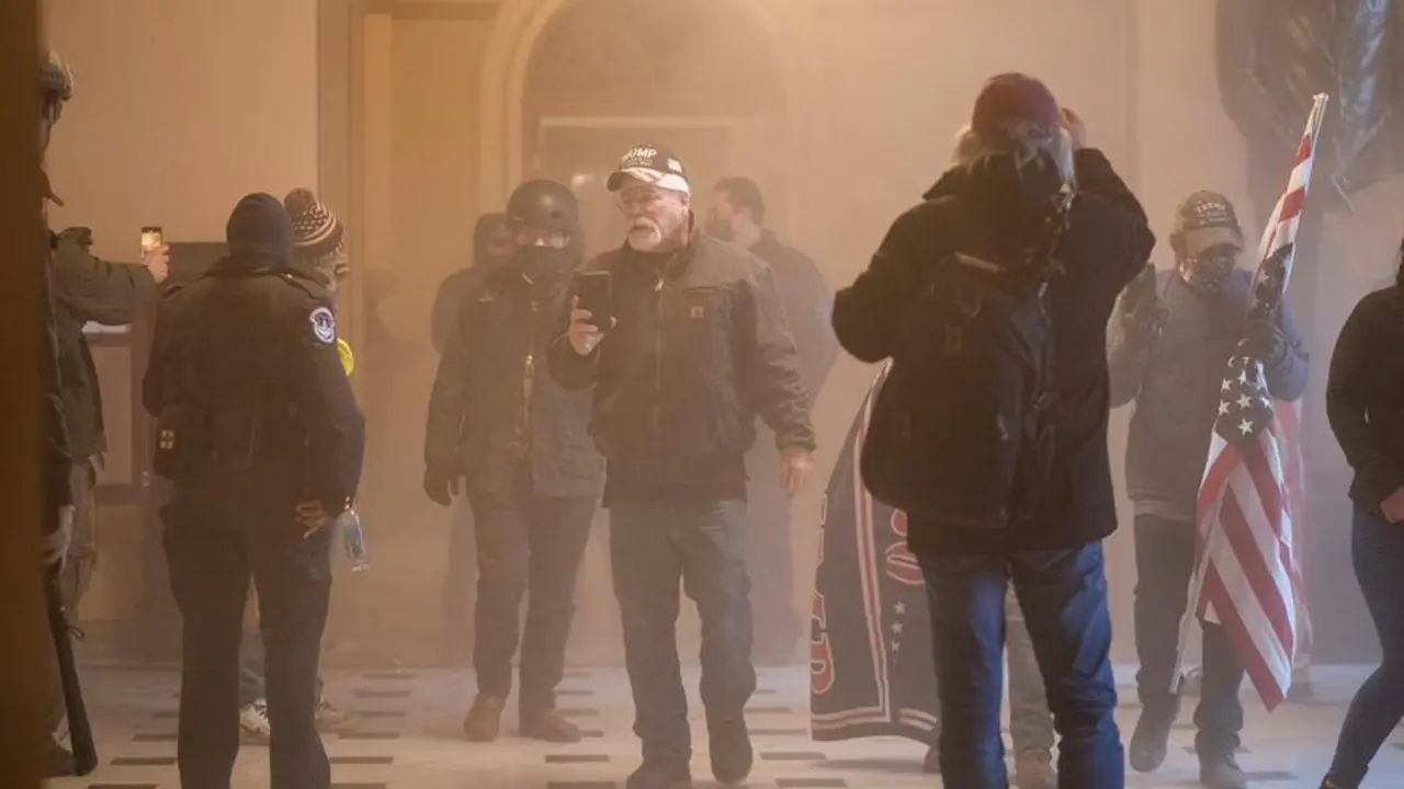 -FOTOGALERIA- EA3075. WASHINGTON (ESTADOS UNIDOS), 06/01/2021.- Seguidores de Donald Trump son repelidos con gas lacrim&oacute;geno luego de irrumpir en el Capitolio de los Estados Unidos durante unas protestas hoy, en Washington (Estados Unidos). Los manifestantes a favor de Donald Trump irrumpieron en el Capitolio de los Estados Unidos donde tuvo lugar la certificaci&oacute;n de voto del Colegio Electoral para el Presidente electo Joe Biden. EFE/ JIM LO SCALZO