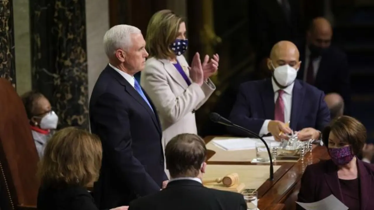 El Vicepresidente Mike Pence lee la certificaci&oacute;n al final de la sesi&oacute;n conjunta del Congreso para certificar a Joe Biden como el pr&oacute;ximo presidente de los EE.UU. en el capitolio de los EE.UU. en un nuevo debate en Washington, DC, EE.UU., el 07 de enero de 2021. Los miembros del Congreso volvieron al proceso de certificaci&oacute;n despu&eacute;s de m&aacute;s de 6 horas de suspensi&oacute;n despu&eacute;s de que varios grupos de partidarios de Trump irrumpieran en el Capitolio de los EE.UU. y se amotinaran mientras el Congreso trabajaba para certificar los resultados de las elecciones presidenciales de EE.UU. en 2020. (Estados Unidos) EFE/EPA/JIM LO SCALZO