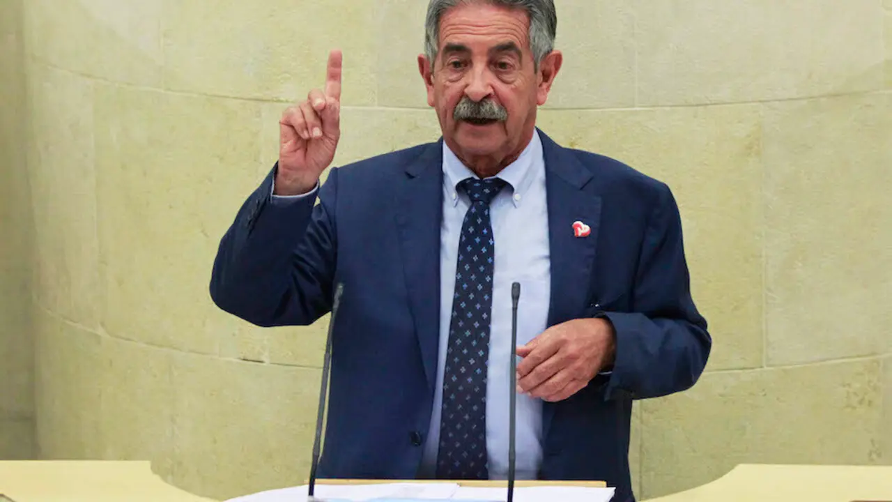 El presidente de Cantabria, Miguel &Aacute;ngel Revilla durante una sesi&oacute;n parlamentaria. / ALERTA