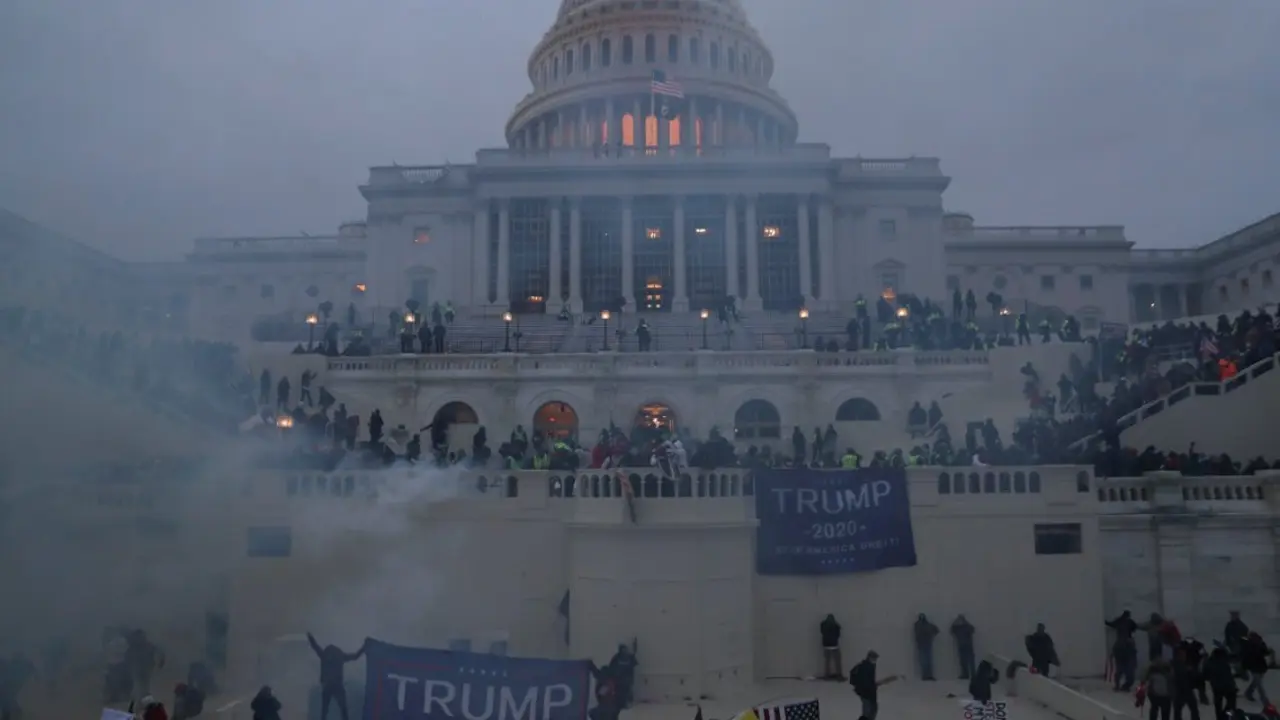 Vista del Capitolio durante el asalto de los pro-trump.