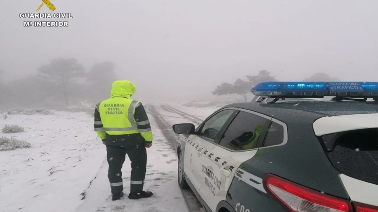Veh&iacute;culo de la Guardia Civil en una carretera de la provincia de Alicante