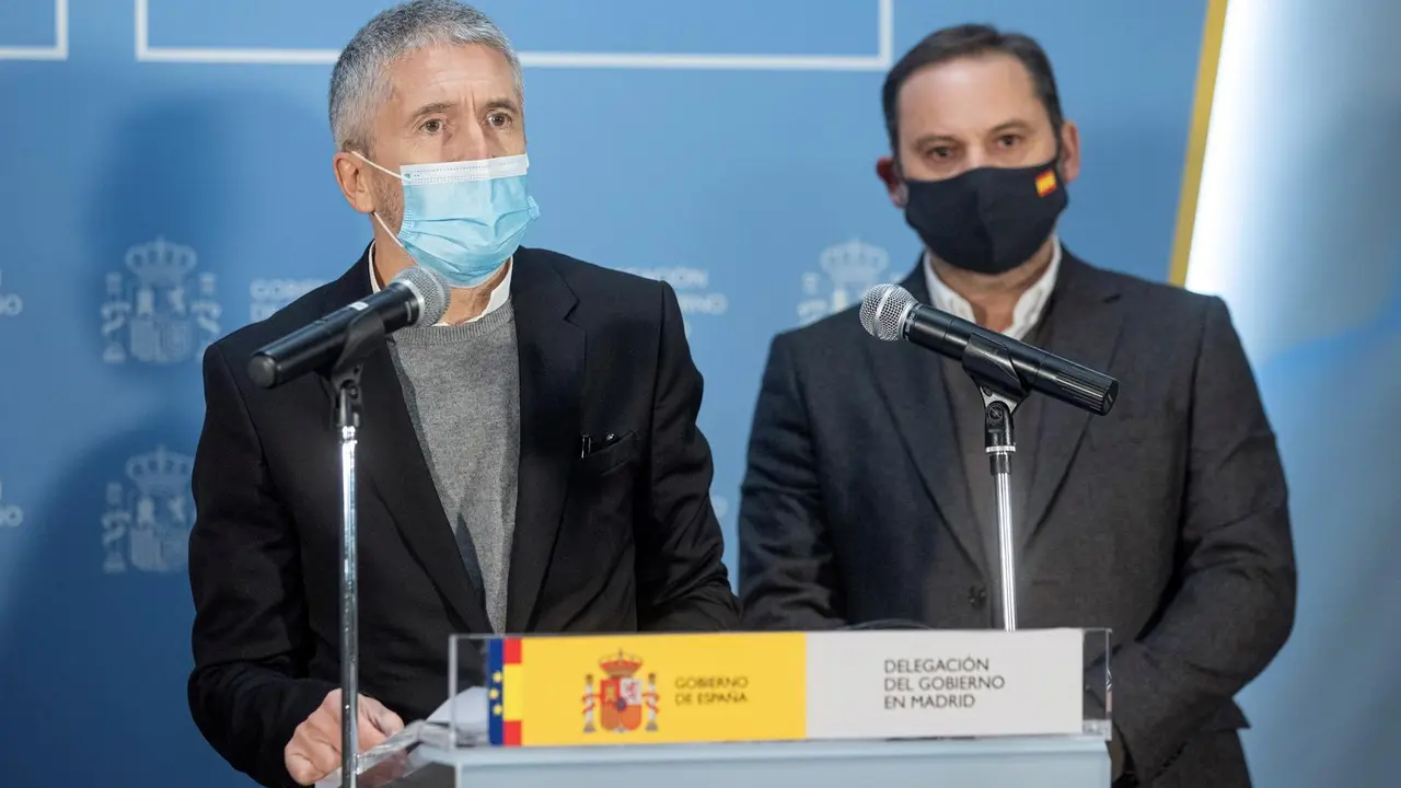 El ministro del Interior, Fernando Grande-Marlaska, y el titular de Transportes, Jos&eacute; Luis &Aacute;balos, en la rueda de prensa de esta tarde