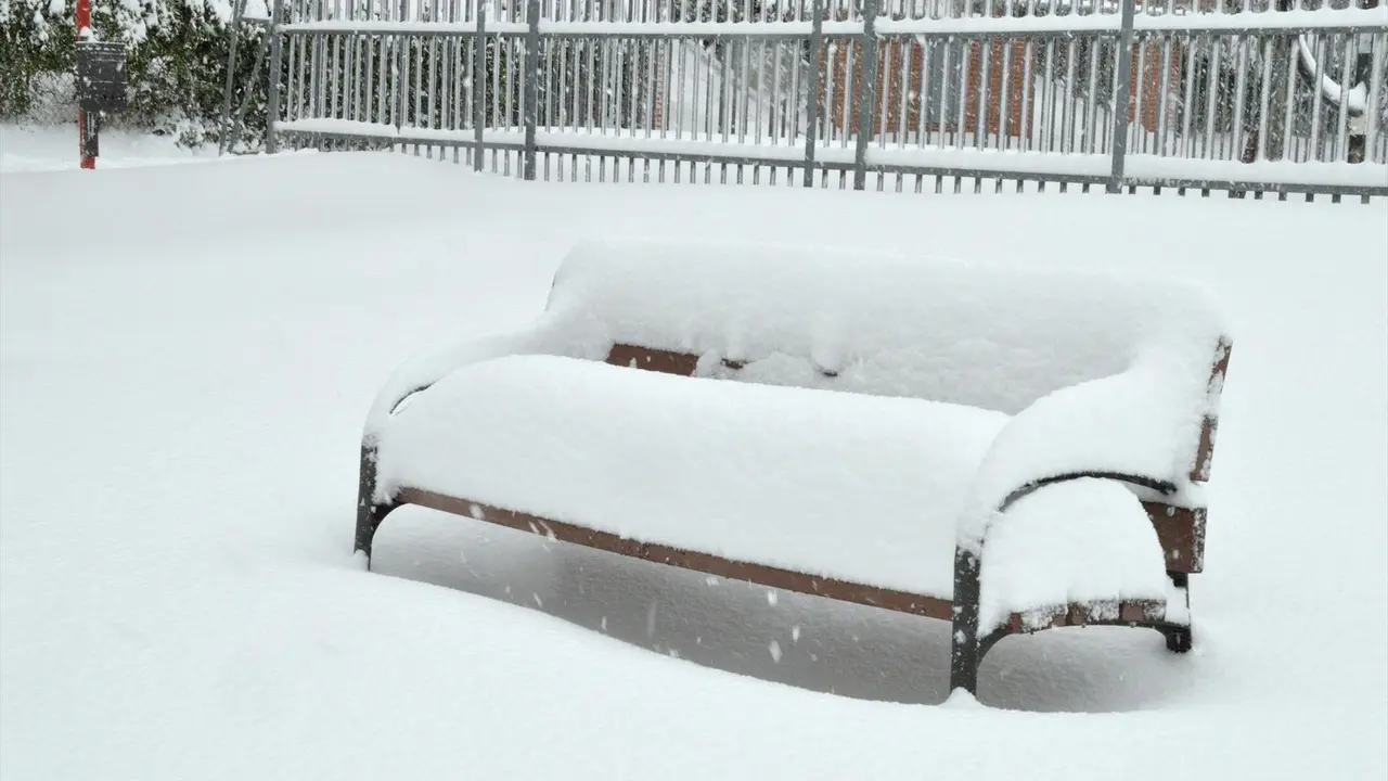 Banco completamente cubierto de nieve en el Parque de Castilla-La Mancha de Alcobendas. 