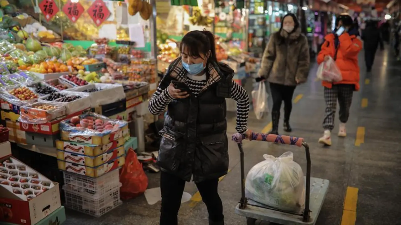Un consumidor transporta verduras en un mercado en Beijing, China, el 11 de enero de 2021. Seg&uacute;n la Oficina Nacional de Estad&iacute;sticas, el &iacute;ndice de precios al consumidor (IPC) de China, que es el principal indicador de la inflaci&oacute;n, aument&oacute; un 0,2 por ciento interanual en diciembre. 2020. EFE / EPA / WU HONG